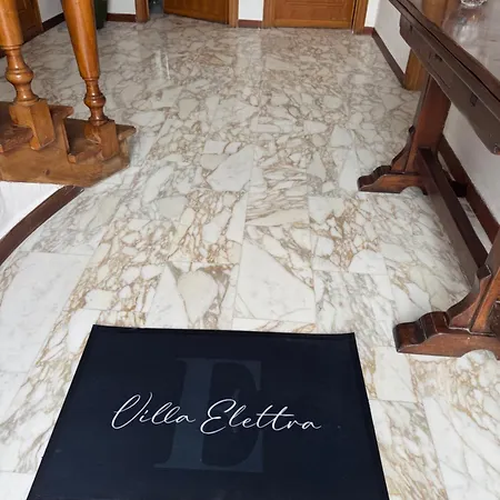 Nyaraló Elettra Pisa